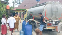 Distribusi Air Bersih kepada Warga, Koramil 1710-03/Kuala Kencana Bantu Penuhi Kebutuhan Masyarakat