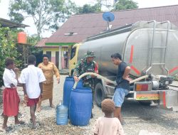 Distribusi Air Bersih kepada Warga, Koramil 1710-03/Kuala Kencana Bantu Penuhi Kebutuhan Masyarakat