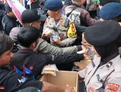 Pelayanan Humanis di DPR, Polisi Bagikan Konsumsi kepada Massa Aksi